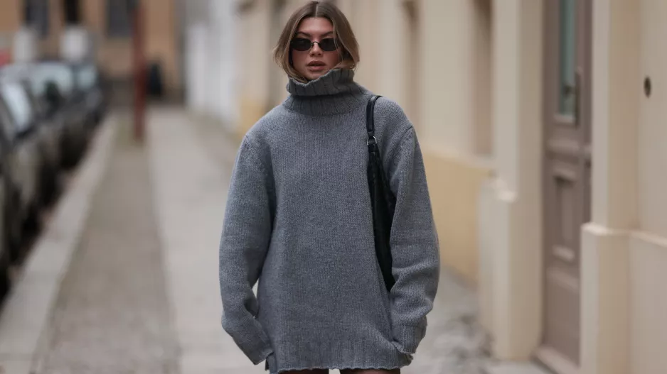 Rolákové, s kulatým výstřihem či v maxi délce: Svetrové šaty, které jsou jako dělané na zimní teploty