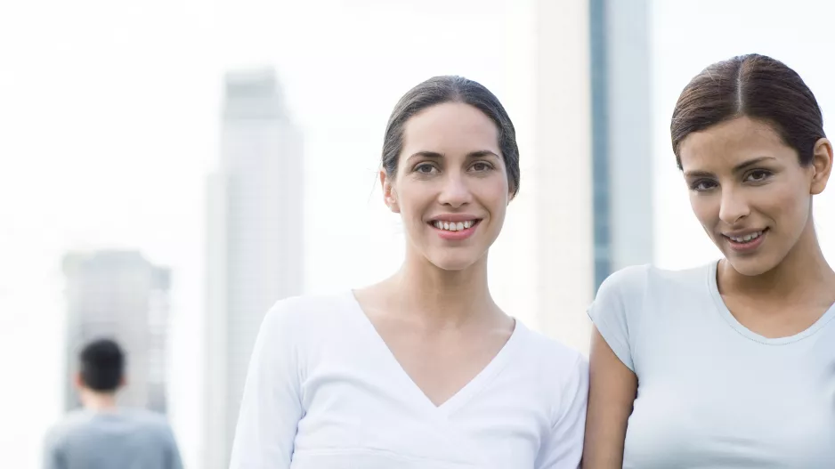 Trička do V vám dodají ženskost, prodlouží krk a sluší každému typu postavy i po 50