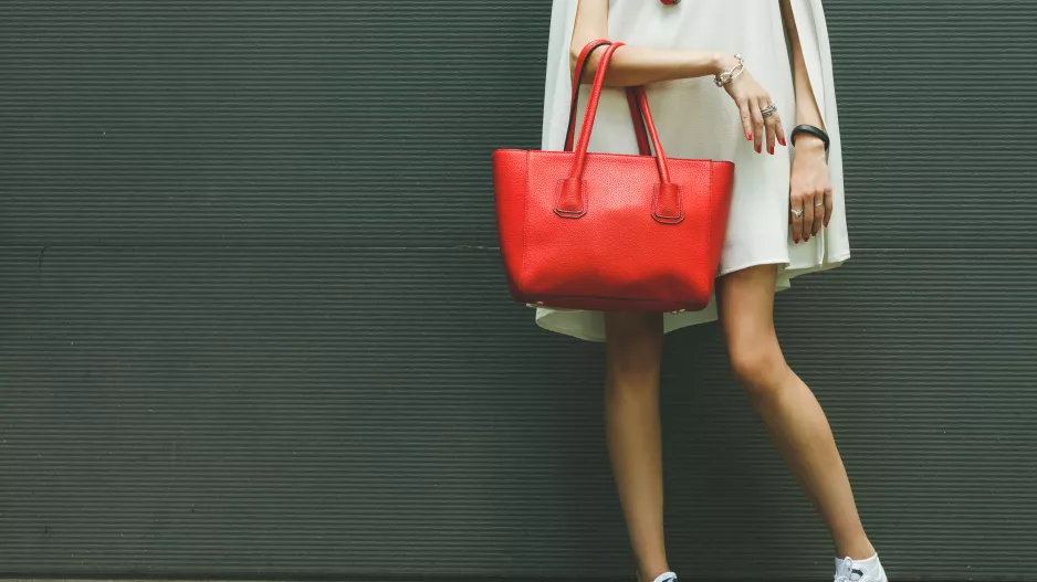 Tenisky v této barvě se nosí i na podzim. Volte ale podle materiálu, plátěnky jsou passé 