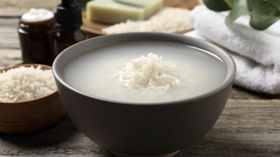 Rýžová voda na vlasy jako hit sociálních sítí: Trik pro krásné a lesklé vlasy doporučuje i známá dermatoložka 