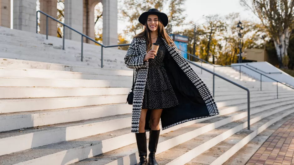 Šaty a kozačky jako základ zimního šatníku: Módní návrhářka odpoví, co je na této kombinaci nejlepší