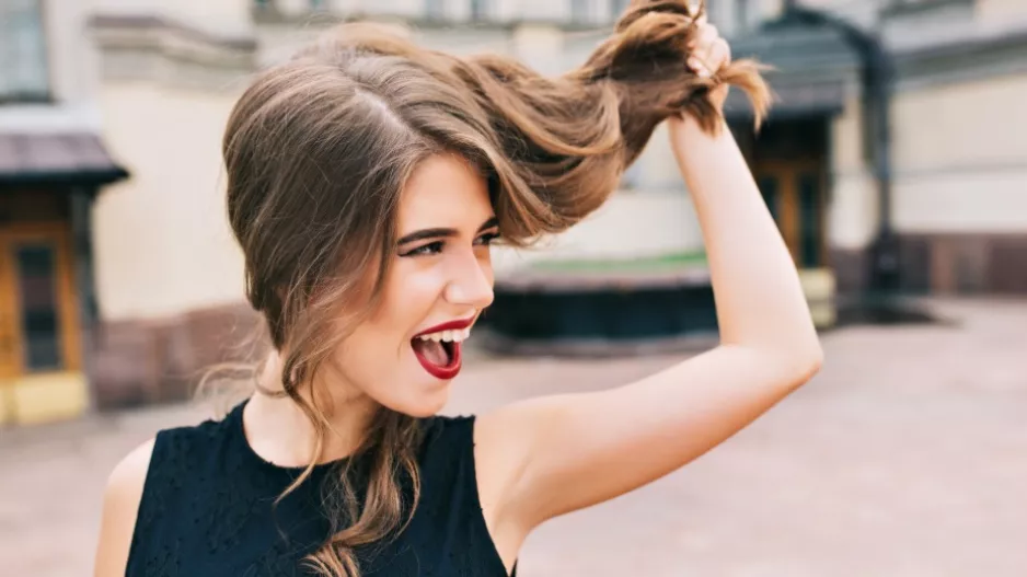 5 účesů pro jemné vlasy, které vypadají naprosto luxusně. Vykouzlíte je za 10 minut