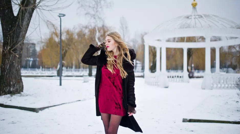 V těchto šatech budete vypadat jako z pohádky: Stačí přidat jeden osobitý doplněk