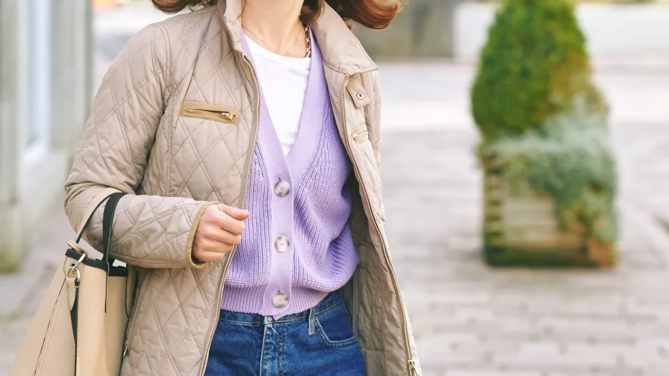 Prošívaná bunda je letošní zimní hit: Zjistěte, jak originálně ji kombinují Britky