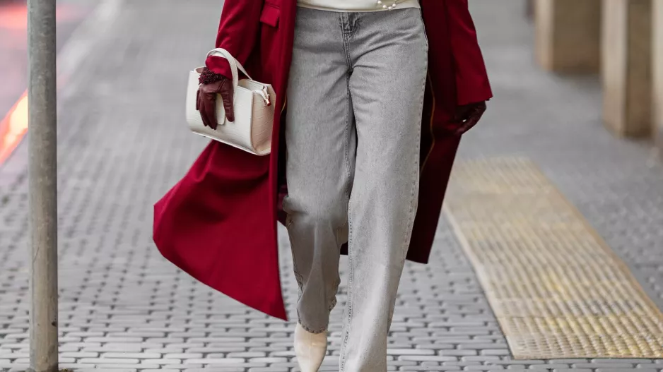 Modré džíny jsou už trochu nuda. Vsaďte na nové trendy odstíny, které dodají eleganci