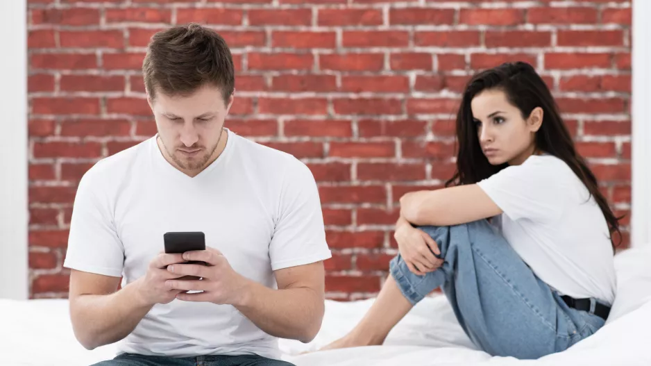 “Můj muž má tajný život online. Virtuálně flirtuje, ale podle něj to prý nic neznamená,” neví si rady Eliška