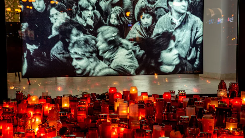 Když divadla stávkovala, ulice se stala jevištěm: Vzpomínka na osobnosti 17. listopadu