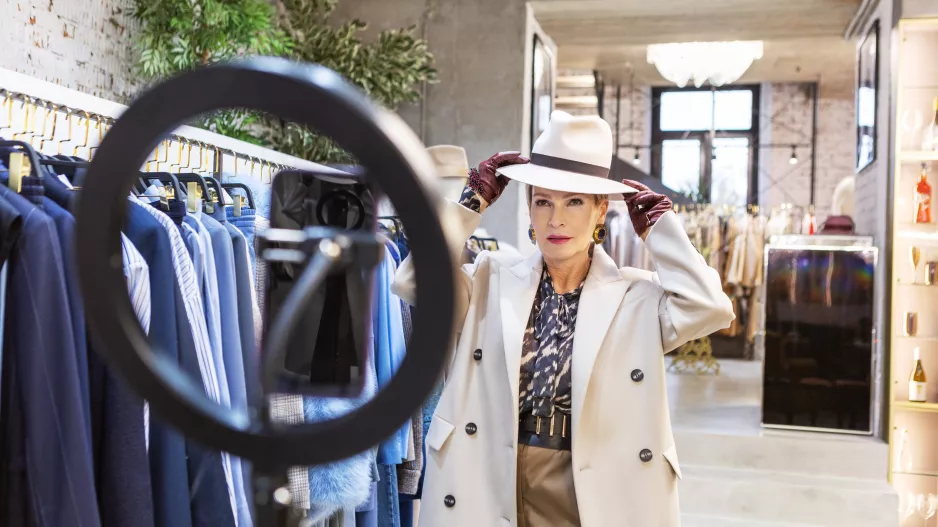 Zimní kabáty vybírejte podle typu postavy. K hruškám se hodí kabáty s objemným límcem, k přesýpacím hodinám vypasované