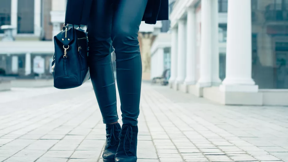 Legíny už dávno nejsou jen na doma. Objevte stylové kousky ze semiše a koženky