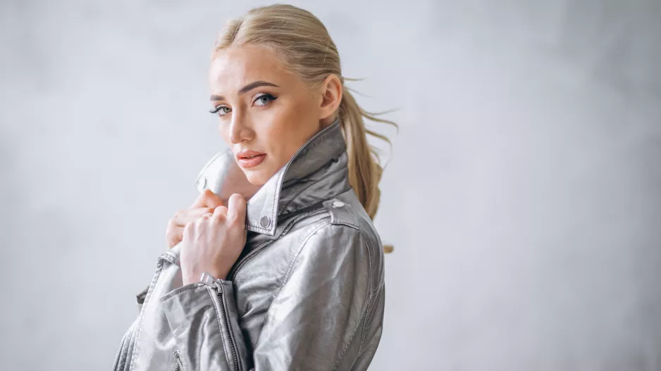 Upnuté a nudné? Ani v zimě to tak být nemusí. 3 kousky šatníku ovládnou ulice a je mezi nimi i metalická bunda