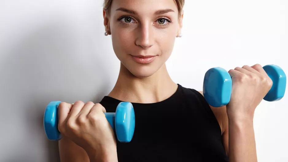 Cvičení s lehkými činkami: Tři sestavy, které zrychlí metabolismus, zpevní figuru a chrání po padesátce vaše kosti