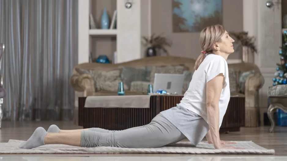 Jednoduché cviky 5 Tibeťanů pro ženy po padesátce: Denní rituál proti ztuhlosti a únavě