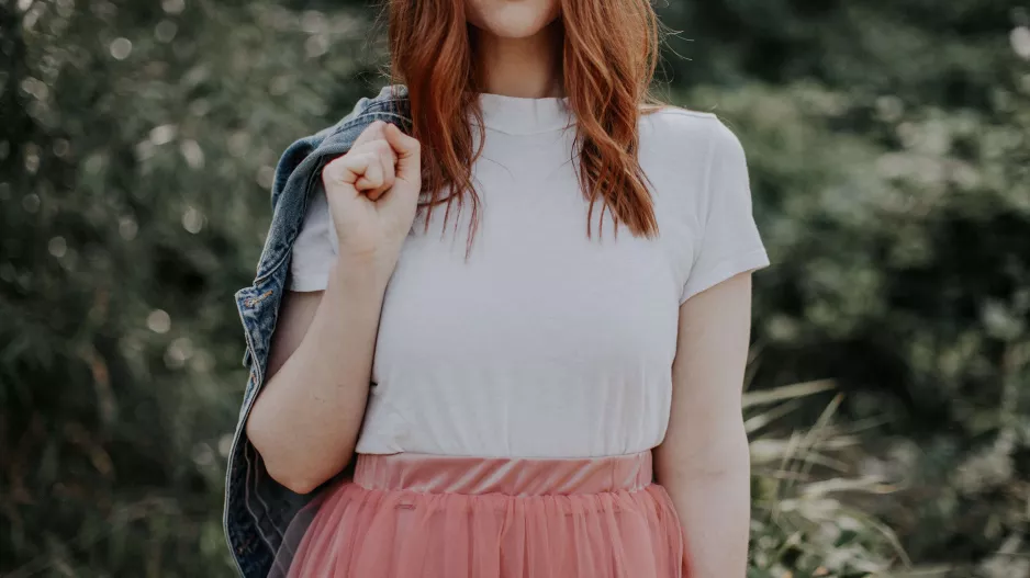 5 triků, jak povýšit úplně obyčejné tričko na sváteční: Stačí pár chytrých detailů