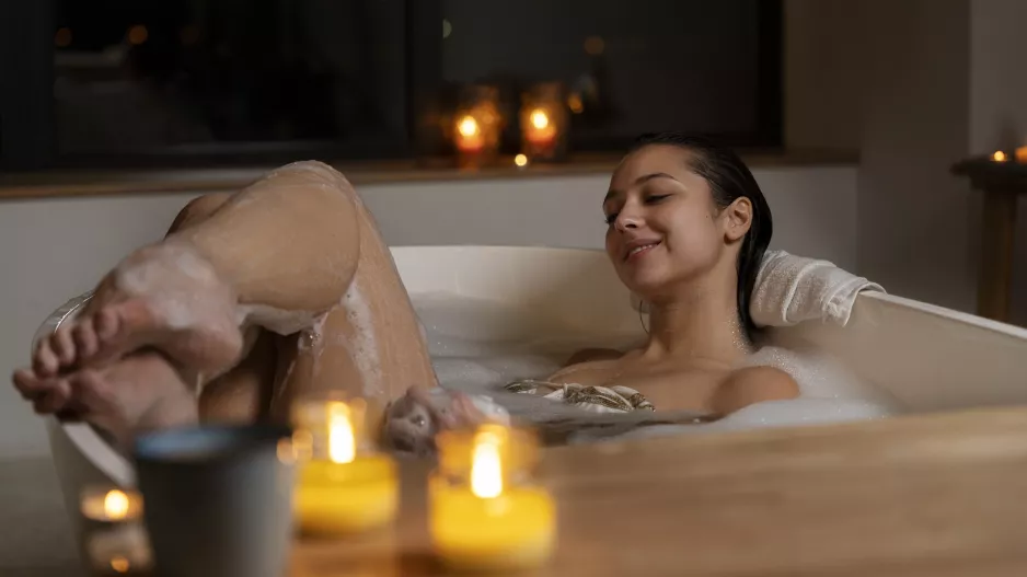 Nepropadněte předvánočnímu shonu. Zastavte se a dopřejte si domácí voňavé wellness v několika krocích