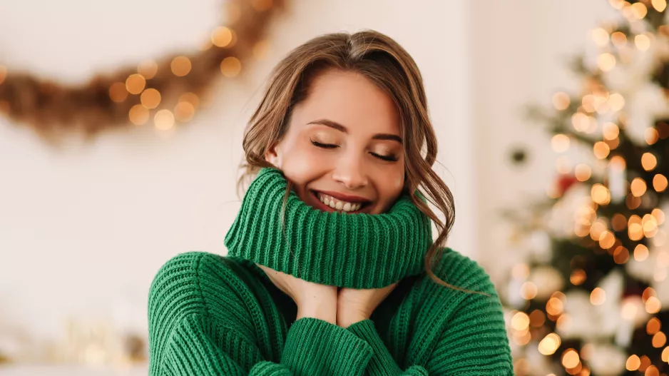 Tenhle kousek je v zimě tím nejdůležitějším. Nádherné stylové svetry seženete s přehledem do tisícovky 