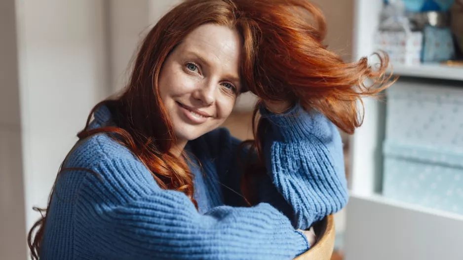 Dlouhý kardigan: Kousek, který nesmíte postrádat a který oživí každý outfit. Nosit se bude zejména v těchto dvou odstínech