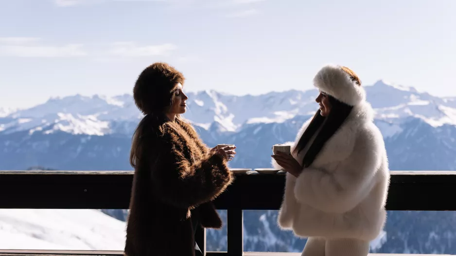 Jak v zimě nosit umělou kožešinu: Inspirujte se u Londýňanek. Kožešina dodává luxus a ubírá roky