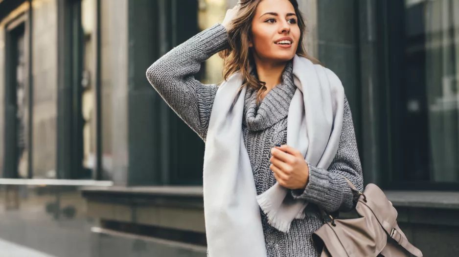 Polo tričko, svetr, volné kalhoty. To všechno v barvě, která bude našim šatníkům vévodit až do jara