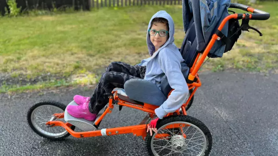 Ronja se díky německým ortézám bude moct procházet v českém lese. Podpořte Sbírku pro Ronju