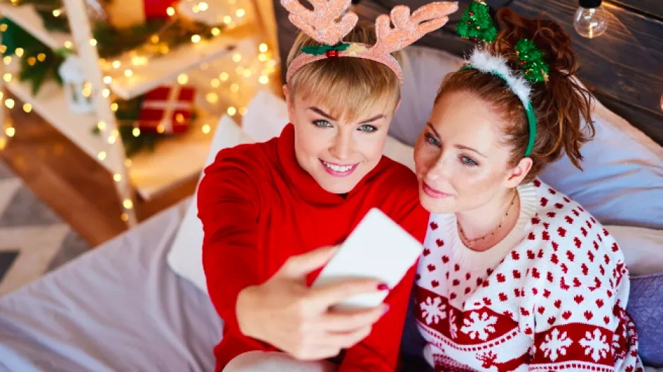 Rodinná tradice, nebo digitální svátky? Jak najít rovnováhu, když Vánoce chápe každá generace jinak, poradí odborník