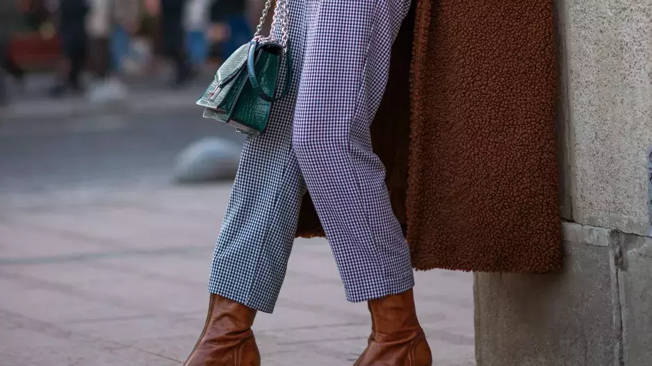 Tahle kombinace k sobě prostě patří. Cigaretové kalhoty s těmito botami si oblíbily konzervativní Britky