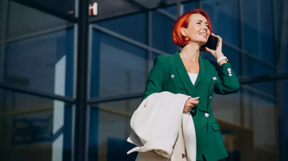 Oblékněte 3 zimní outfity v kontrastních barvách roku 2026, které se skvěle doplňují