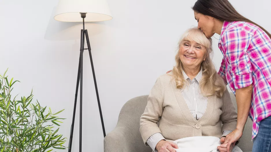 “Vychovala mě babička a teď potřebuje péči. Nevím, co mám dělat,” stojí před těžkým rozhodnutím Lenka