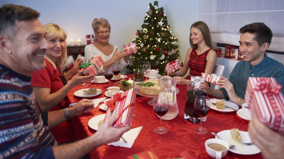 Jak přežít vánoční příbuzenská setkání bez psychické újmy: Připravte si témata, brzděte s alkoholem a nikdy nedělejte jednu věc