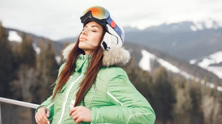 Chystáte se letos na hory? Objevte stylové outfity na svah i jeden nový módní trend