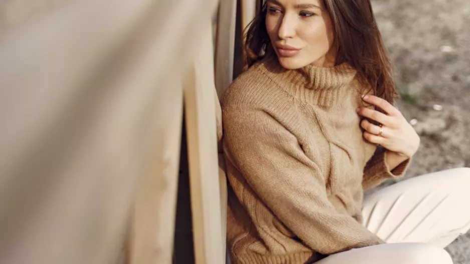 Tento materiál k zimě jednoduše patří: 5 originálních kousků, které ovládají letošní sezonu