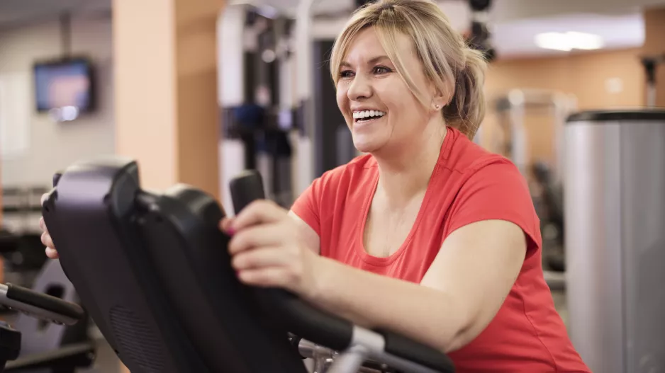 Pohyb po čtyřicítce: Proč by ženy neměly cvičit nalačno a jak vyzrát na viscerální tuk?