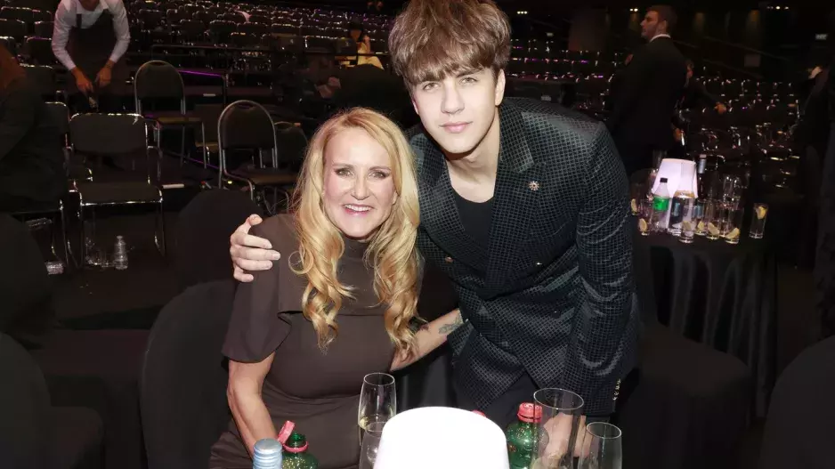 Syn Venduly Pizingerové a Karla Svobody doprovodil maminku na "slavíky": Z malého Jakuba je velký fešák