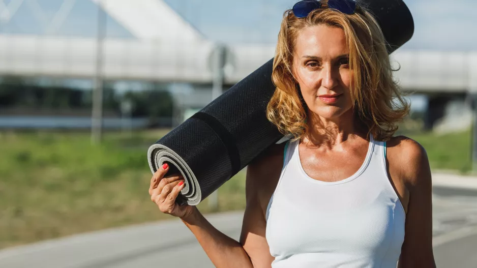 Cvičení vacuum stomach slibuje zhubnutí. Sice nezhubnete, ale jednoznačně posílíte bederní páteř 