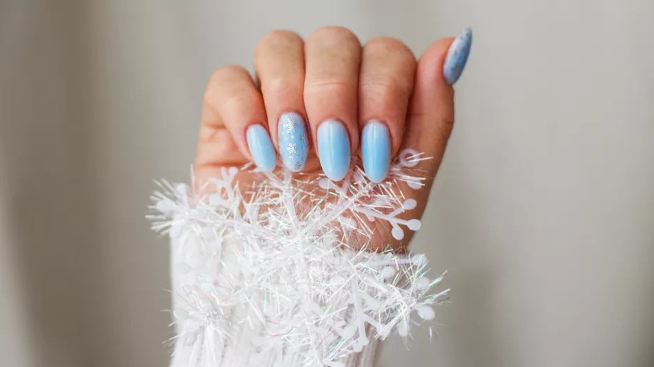 Krásné nehty pro sváteční večery? Mrazivá manikúra, které nechybí oslnivý třpyt