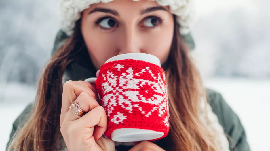 Módní doplňky, které vás naladí na Vánoce: Stylové a funkční tipy na vánoční svetry, šály a další maličkosti