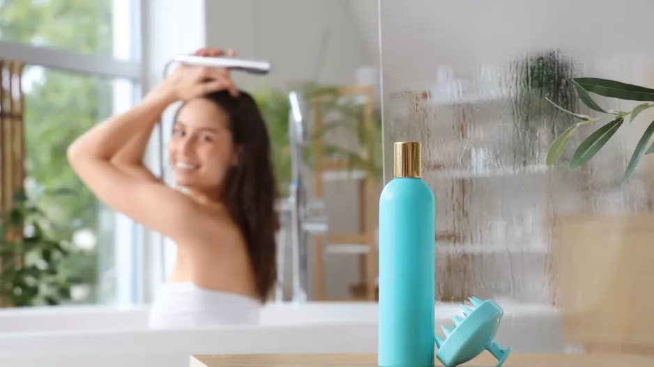 Při mytí vlasů stále chybujeme. Jaké jsou největší prohřešky a jaký šampon vybrat pro váš typ vlasů