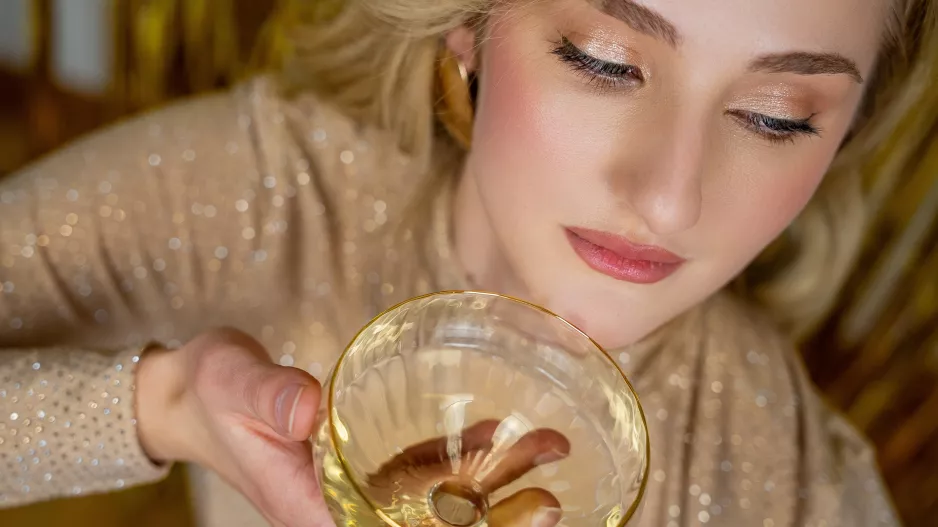 Odvážné silvestrovské líčení zkuste i po 50: Zjistěte, jak na efektní metalické oční stíny