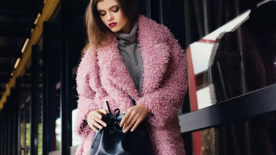 Oblékněte 3 pastelové barvy letošní zimy: Vynikají jemností a lichotí zralým ženám