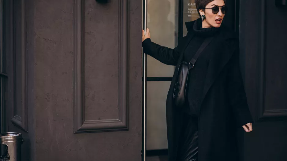 Tuhle barvu ženy milují. Ubírá kilogramy, vyrýsuje siluetu a je elegantní. Jak ji nosit po 50, aby nevypadla smutně