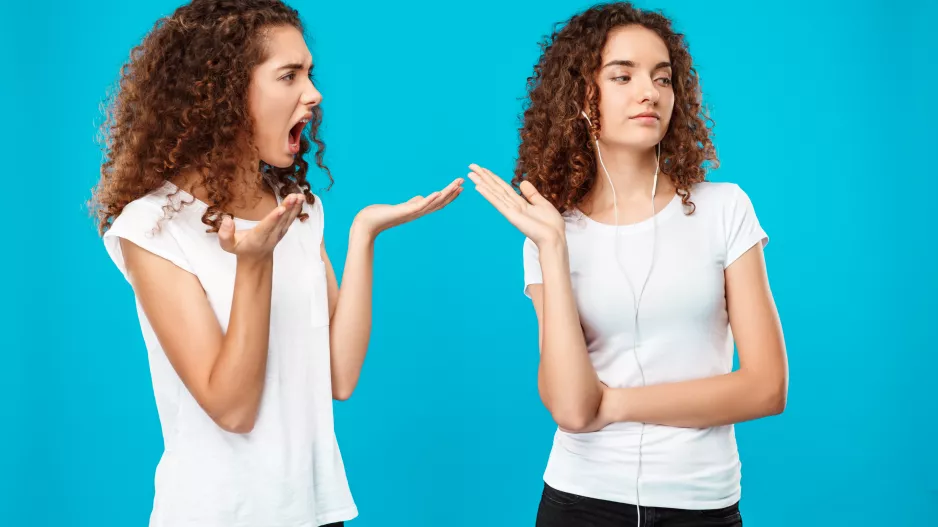 “Moje rodina mě odstřihla, protože jsem odmítla půjčit sestře peníze,” vypráví smutně Romana