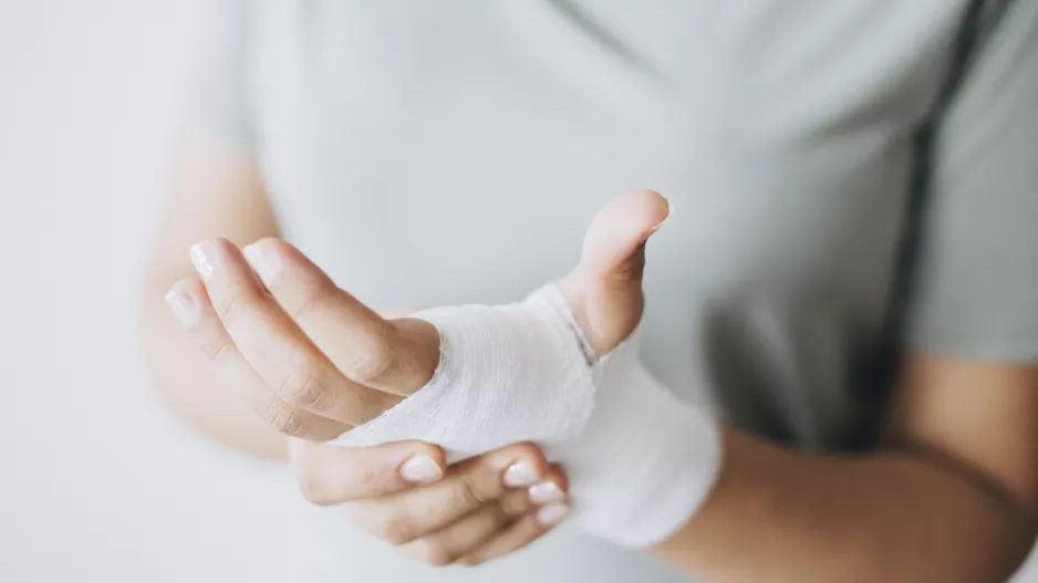 Vánoční úrazy a jak je ošetřit: Nejčastěji hrozí popáleniny, pořezání i poranění očí od prskavek