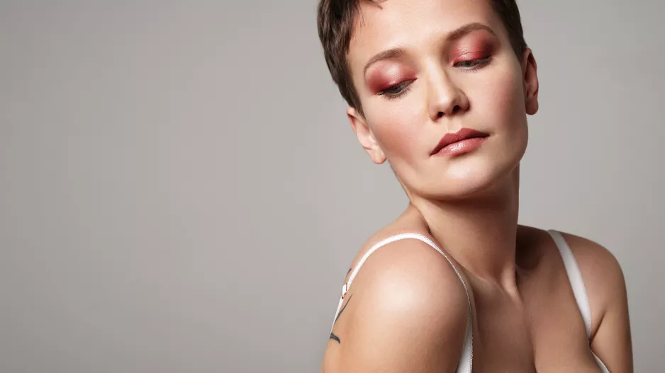 Holografické líčení je teď trendy. Rozzáří vás u stromečku i během mrazivých zimních dní