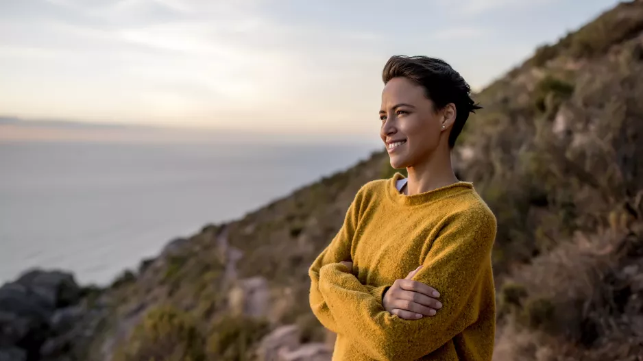 Pryč se zemitými tóny: Přichází čas obléknout se do této jasné barvy. Šaty, trika i kalhoty jí budou plné