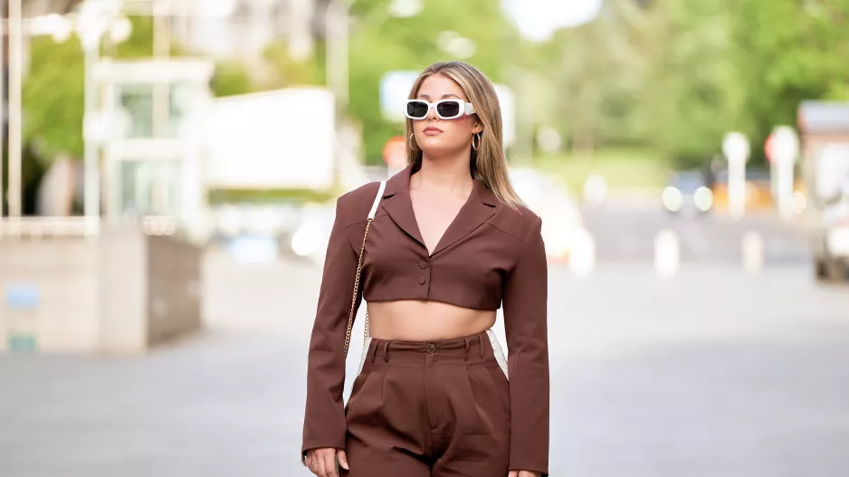 Minimalismus a dokonalá geometrie roku 2026: Zkrácené sako a kalhoty odhalující bříško si můžete dovolit i po 40