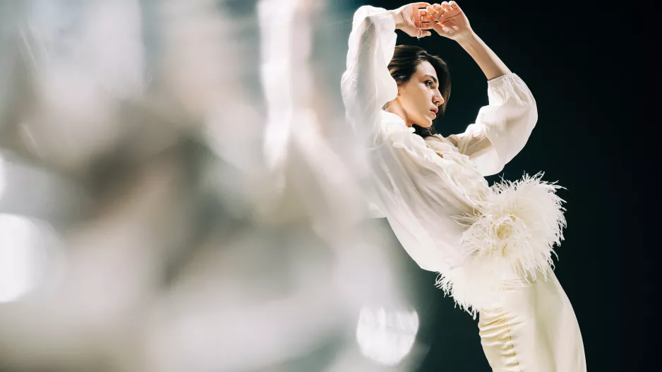 Na party, svatbu nebo do divadla: Hlavním trendem roku 2026 jsou šaty ozdobené jedním materiálem