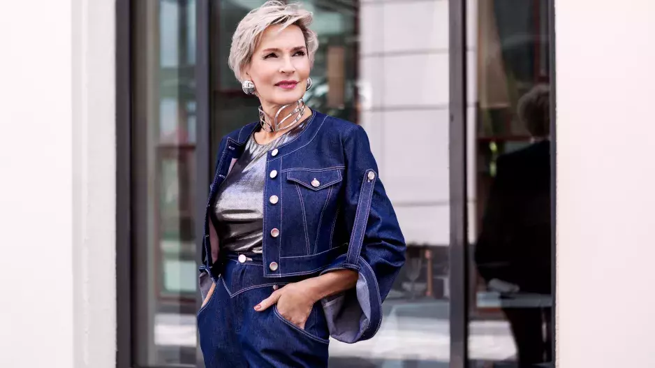 Džíny s vysokým pasem budou vévodit i nadcházející sezóně. Kromě modré klasiky se budou nosit i ve dvou trendy barvách