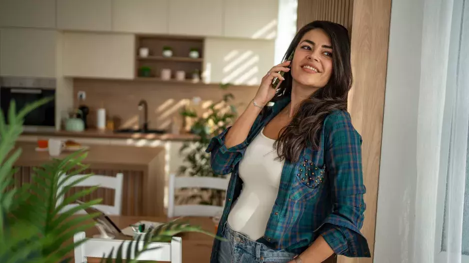 Flanelová košile se dá nosit, aniž byste vypadala jako z farmy. Hlídejte si střih i výběr barvy 