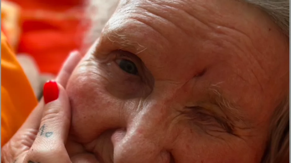 Příběh z důchoďáku: „Je to důsledek stáří“ aneb jak se v domovech seniorů zanedbává péče, svěřila se Anna