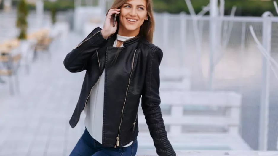 Tenhle typ bundy musíte mít. Nosit ji můžete celé jaro. Hodí se k džínům i šatům