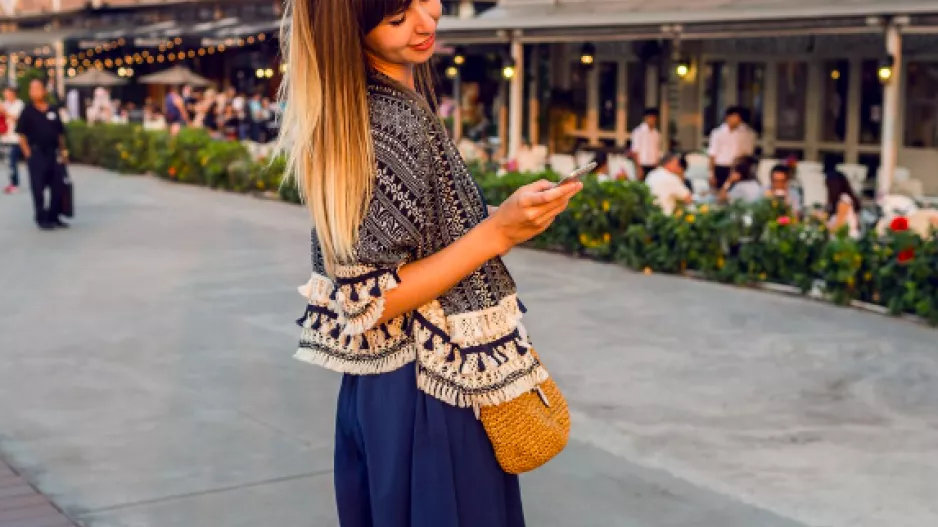 Reliéfní kabelka jako kousek, který je pro Londýňanky sázkou na jistotu. Hodí se do práce i na party